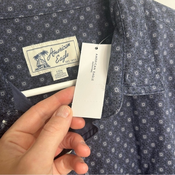 NWT American Eagle Outfitters Dark Blue Patterned Casual Button Up Shirt Large - Picture 5 of 8
